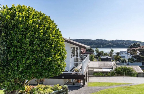 Raglan House | Harbourside Cove Views, Cosy + Peaceful