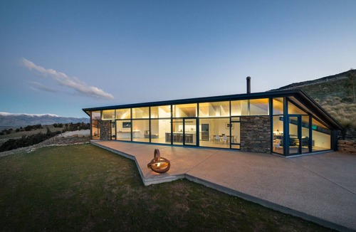 Queensberry Villa | Hawk House: Tranquil Architectural Sanctuary with Sweeping Otago View