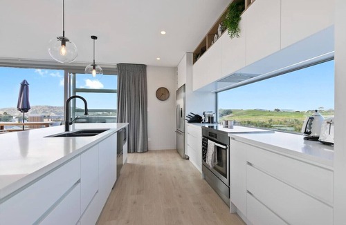 Raglan House | Hillside Haven - House & Unit 16+ guests Spa
