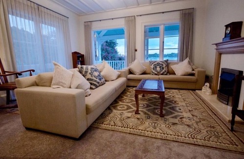 Opua Apartment | Historic Beachfront Haven – Restful, Charming, Unbeatable Views (Flat 5)