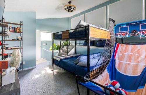 Grand Rivers House | Hot Tub Firepit Corn Hole BBQ Game Room Spa Bath