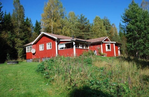 Svenljunga Municipality House | Idyllically situated, single-storey house with terrace