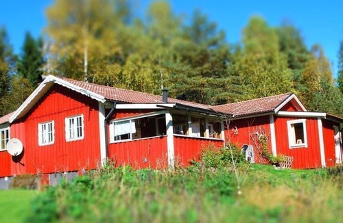 Svenljunga Municipality House | Idyllically situated, single-storey house with terrace