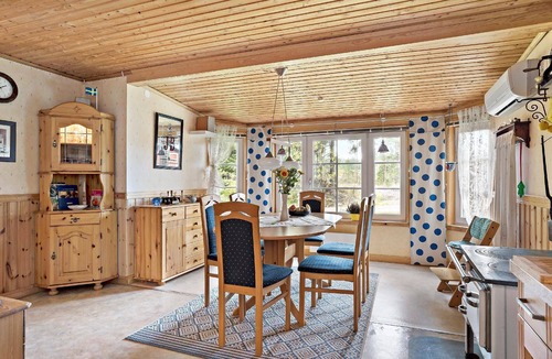 Svenljunga House | Idyllically situated, single-storey house with terrace