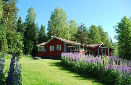 Svenljunga House | Idyllically situated, single-storey house with terrace