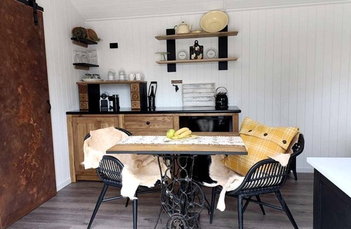 Alexandra House | Impressive Secluded Caravan in Galloway, South Island