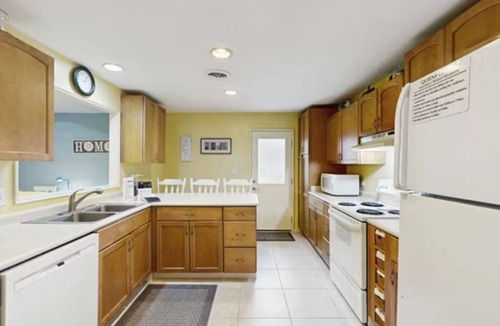 Palmetto Dunes Villa | Inviting Palmetto Dunes condo w/pool, private W/D & deck near beach & golf