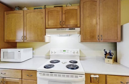 Palmetto Dunes Villa | Inviting Palmetto Dunes condo w/pool, private W/D & deck near beach & golf