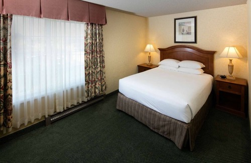 Downtown Hotel | Inviting Room Perfect for Families or Couples in Eureka, CA - with Outdoor Pool!