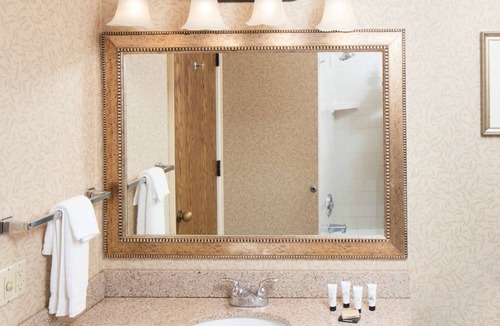 Downtown Hotel | Inviting Room Perfect for Families or Couples in Eureka, CA - with Outdoor Pool!