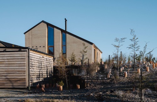 Kawarau Falls House | Jacks Point Earth House, Mountain View & Fireplace