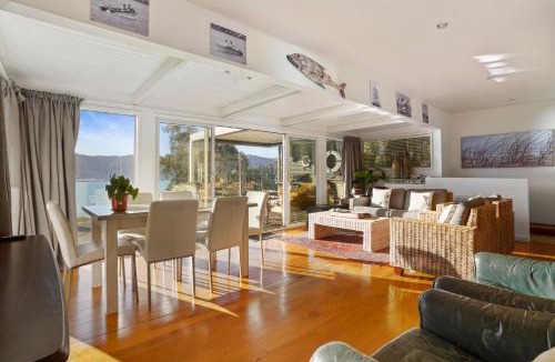 Diamond Harbour House | Kaioruru View - Diamond Harbour Holiday Home