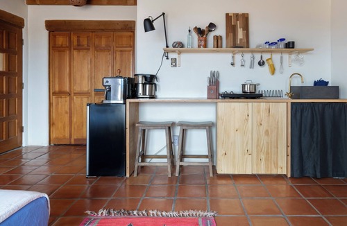 Arroyo Seco Apartment | King bed adobe studio with fireplace, hammocks & balcony views. Kitchenette · fast WiFi · ski storage. 15 min to Taos Ski Valley, 5 to Arroyo Seco. Sleeps 2.