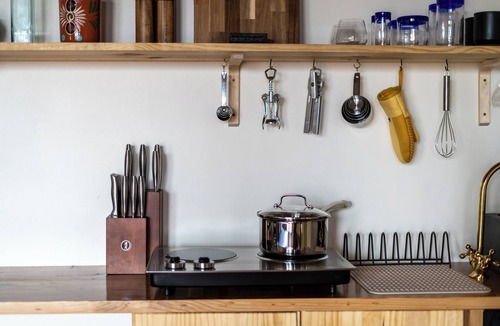 Arroyo Seco Apartment | King bed adobe studio with fireplace, hammocks & balcony views. Kitchenette · fast WiFi · ski storage. 15 min to Taos Ski Valley, 5 to Arroyo Seco. Sleeps 2.