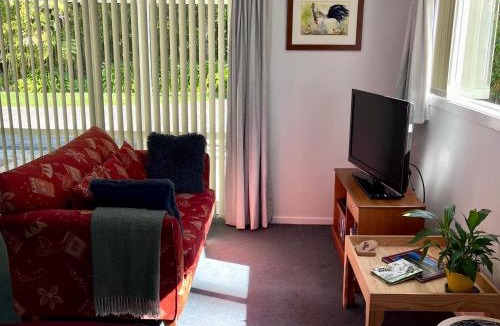 Titirangi Bed & Breakfast | Kitchen Garden Studio Spa - Bed and Breakfast