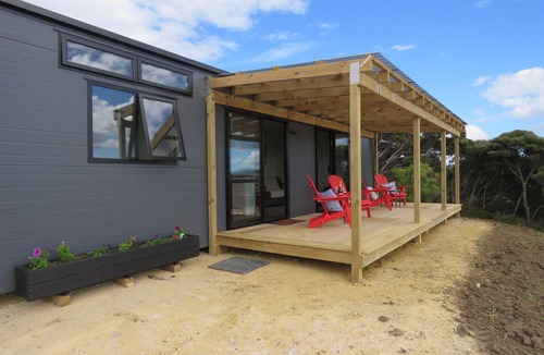 Cable Bay Cabin | KiwiScenic -Modern intimate romantic hideaway or work away from home.