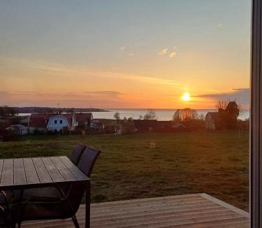 Kopingsvik House | Klinta Seaview Cabin ensuite