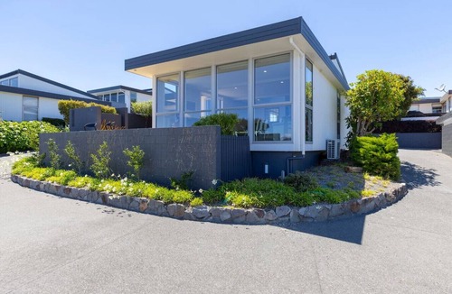 Waipahihi House | Lake View Magic - 2BR Gem with Thermal Pool & Deck Overlooking the Lake