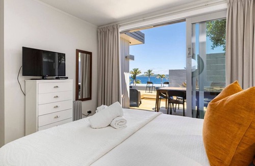 Waipahihi House | Lake View Magic - 2BR Gem with Thermal Pool & Deck Overlooking the Lake