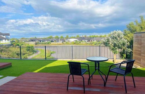 Hamilton House | Lake view, private access room & private Bathroom