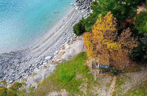 Lake Hawea Cabin | Lakefront Hawea Accommodation Ideal for Glamping in New Zealand