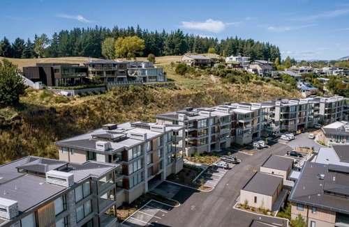 Wanaka Apartment | Lakefront Luxury Studio w/Hot Tub & Views