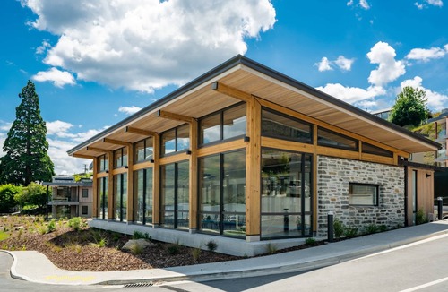 Wanaka Apartment | Lakefront Luxury Studio w/Hot Tub & Views