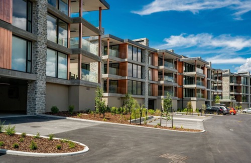 Wanaka Apartment | Lakefront Luxury Studio w/Hot Tub & Views