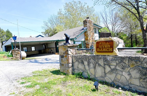 Fall River Cabin | Lakeside Ranch-Themed Loft Cabin w/Full Entertainment Patio!