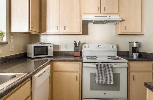 Southbelt/Ellington Apartment | Landing | Stunning 2BD, Gym, Pool