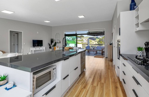 Langs Beach House | Langs Beach Coastal Getaway - Walk to Beach