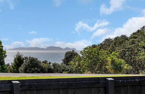 Langs Beach House | Langs Beach Coastal Getaway - Walk to Beach