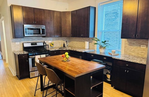Avondale Apartment | Large 3BR/2BA Duplex King Parking