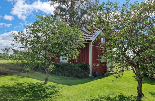 Kallby House | Large house surrounded by idyllic pastures, a short distance from Lake Vänern