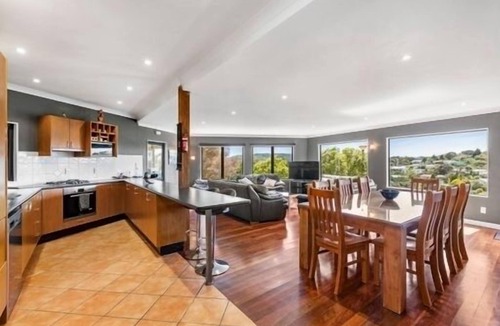 Raglan House | Large Modern home, great harbour views, also includes a 3 bedroom lodge.