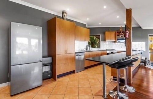 Raglan House | Large Modern home, great harbour views, also includes a 3 bedroom lodge.
