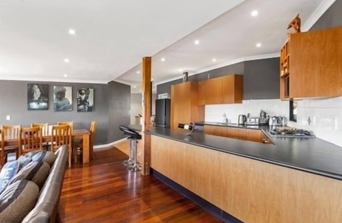 Raglan House | Large Modern home, great harbour views, also includes a 3 bedroom lodge.