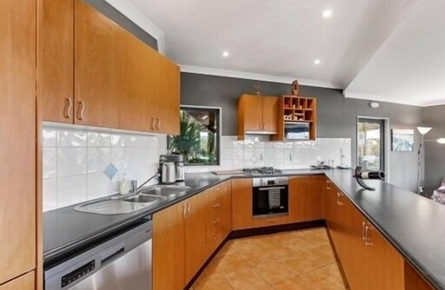 Raglan House | Large Modern home, great harbour views, also includes a 3 bedroom lodge.