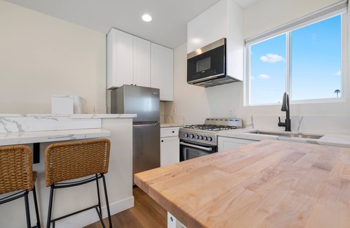 North Clairemont House | Light-Filled ADU Studio Immaculate, Cozy & Convenient