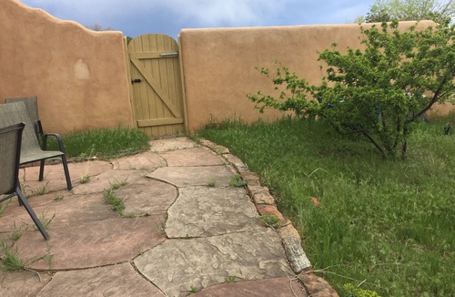 Eldorado at Santa Fe House | Light-Filled Spacious Home with Cat. Sleeps 4 adults + kids. Beautiful nature.
