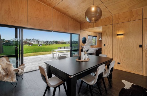 Matarangi House | Light-filled Sun House - Matarangi Holiday Home