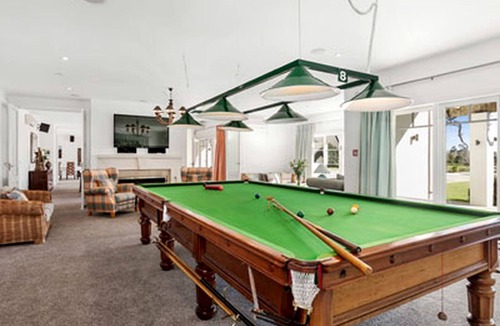 Maungatautari Cabin | Luxurious Accommodation with a Shared Infinity Pool near Sanctuary Mountain, North Island