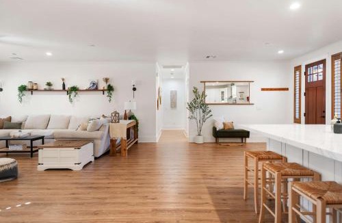 Country Club Apartment | Luxury Oasis Compound with Hot Tub with 3 Homes