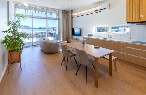 Lyttelton Apartment | Lyttelton Harbour Views - Shops & Cafes