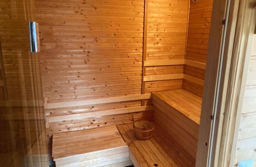 Essunga Kyrkby Cabin | Madam Blås mysiga stugor med vedeldad bastu och badtunna