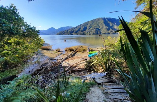 Havelock House | Mahakipawa Waterfront Hideaway - Belvue Bay Home