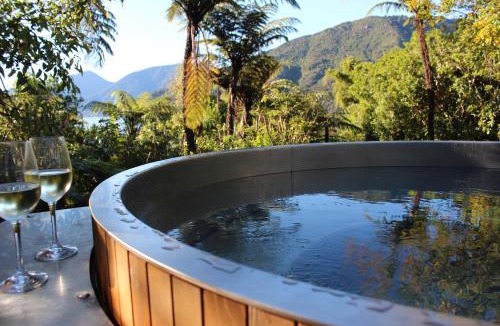 Havelock House | Mahakipawa Waterfront Hideaway - Belvue Bay Home