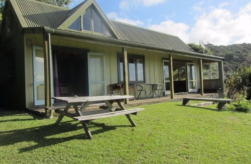 Raglan Cottage | Manu Bay Bush and Beach Cottage