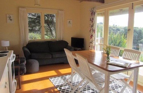 Raglan Cottage | Manu Bay Bush and Beach Cottage