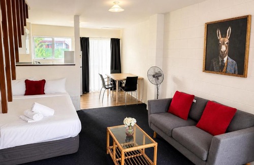 Petone Hotel | Midway Pacifica Lodge